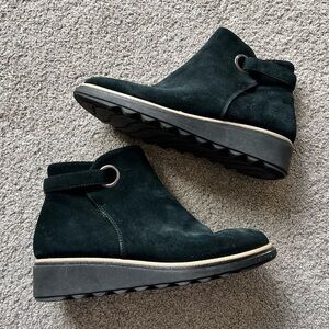 Clarks Collection Size 8.5 Sharon Spring Suede Ankle Chelsea Boots Booties zip
